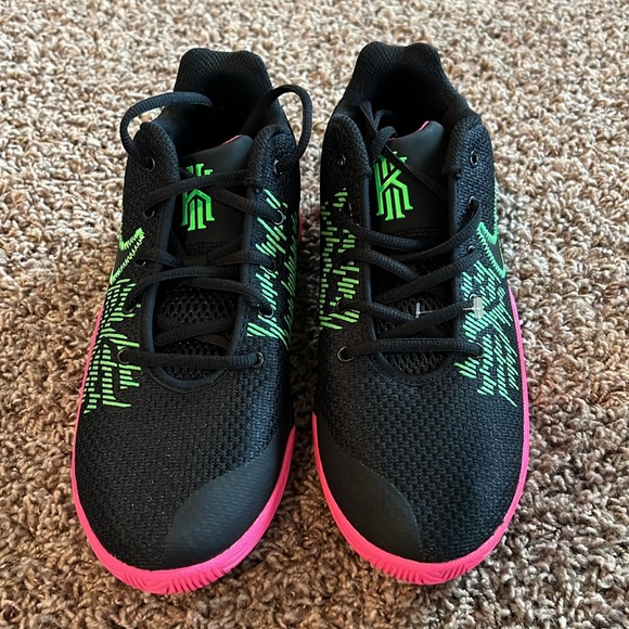 Kids Nike Kyrie Flytrap 2 GS Black Hyper Pink Sneakers Shoes Size 6.5Y - New - Picture 2 of 7